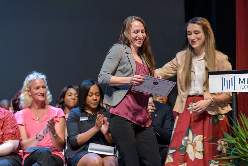 Picture of Abigail Eiler receiving certificate